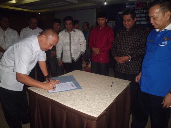 Seluruh anggota dewan dari Partai Demokrat, PDIP, Gerindra, PKS, PKPI dan PPP teken pakta integritas, mereka menyatakan komitmen yang tinggi untuk memenangkan pasangan HBA-Edi Purwanto.